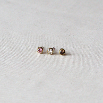 The Bezel earring is a customer favourite and a classic everyday piece. 🧡 

#feelgoodjewellery #allergivänliga #smycken #nickelfria #örhängen #halsband #armband #smyckenonline #tidlösdesign #jewelleryformen #madeinsweden #jewellery #jewelry #inspo