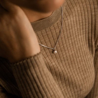 Pearl necklace, available in both silver and gold coloured coating. ⭐ 

#feelgoodjewellery #allergivänliga #smycken #nickelfria #örhängen #halsband #armband #smyckenonline #tidlösdesign #jewelleryformen #madeinsweden #jewellery #jewelry #inspo