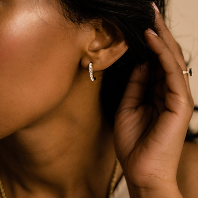 Sparkle in the autumn darkness with the Pendant Brilliance Curved crystal earrings. ✨ 
#feelgoodjewellery #allergivänliga #smycken #nickelfria #örhängen #halsband #armband #smyckenonline #tidlösdesign #madeinsweden #jewellery #jewelry #inspo