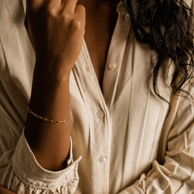 The shimmering, golden bracelet Link is a stylish everyday piece. 🥰 

#feelgoodjewellery #allergivänliga #smycken #nickelfria #örhängen #halsband #armband #smyckenonline #tidlösdesign #madeinsweden #jewellery #jewelry #inspo
