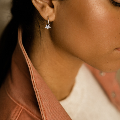 Comfort and style all day with Pendant Star earring. Timeless jewellery with a twist ⭐ 

#feelgoodjewellery #allergivänliga #smycken #nickelfria #örhängen #halsband #armband #smyckenonline #tidlösdesign #madeinsweden #jewellery #jewelry #inspo