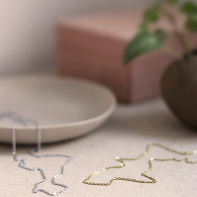 Necklace chains where you decide the length, 48–52 cm. ⭐💛 Wear just a chain or together with a beautiful Blomdahl pendant.	

#feelgoodjewellery #allergivänliga #smycken #nickelfria #örhängen #halsband #armband #smyckenonline #tidlösdesign #madeinsweden #jewellery #jewelry #inspo