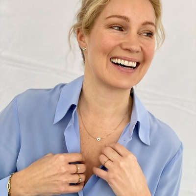 Har du sett hur fin programledaren Jessica Almenäs är i smycken från Blomdahl? Hon bär Brilliance Heart Hollow i både örhänge och halsband 💛 

#blomdahl #feelgoodjewellery #hudvänligasmycken #örhänge #halsband