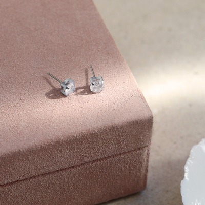 An earring that will always be timeless - Tiffany is a must have in every jewellery box! 

#blomdahl #feelgoodjewellery #hudvänligasmycken #earrings #örhänge #capsulejewellery