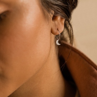 Hudvänliga hoops är ett smycke som aldrig går ur mode ✨

---
English: Skin friendly hoops are a piece of jewellery that never go out of style ✨.

#blomdahl #feelgoodjewellery #hudvänliga #smycken #hoops #earrings