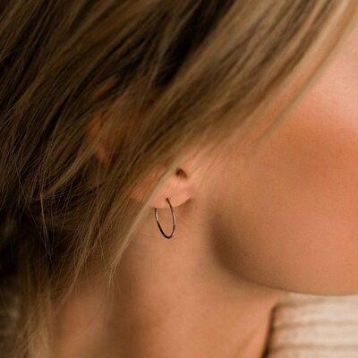 If you want a discreet ring in your ears that suit all occasions. Our safety earrings are aslo suitable if you just recently have had your ears pierced and are about to change to new earings after the healing period of 6 weeks. They help to keep the newly pierced ears airy! #blomdahl #earpiercing #håliöronen #earring #örhänge #feelgoodjewellery