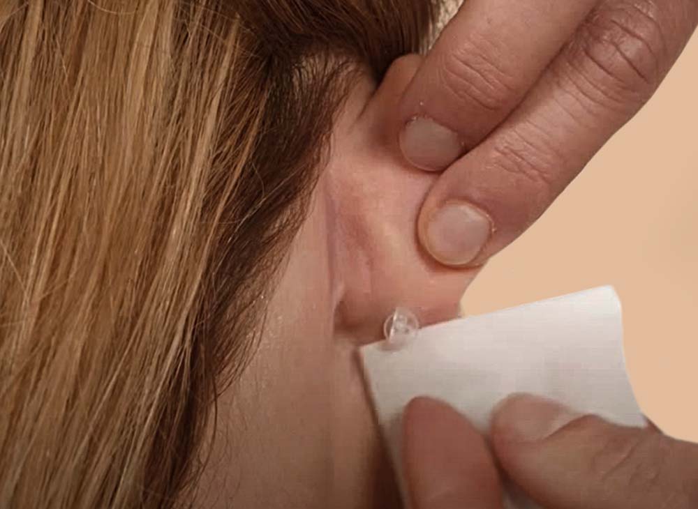 How often should I clean my earrings? – Blomdahl Medical Beauty